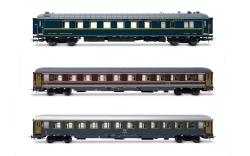 NOVITA' IN PREORDINE - RIVAROSSI HO - HR4361 Espresso 280/281 “Alpen Express”, Set composto da 1 ristorante ex CIWL 1925T “Pistoiesi”, 1 UIC-X di 1a cl. rosso fegato e 1 UIC-X di 2a cl. grigio ardesia, ep. IV- DISPONIBILE ENTRO NATALE, RIVAROSSI HO - HR4361 Espresso 280/281 “Alpen Express”, Set composto da 1 ristorante ex CIWL 1925T “Pistoiesi”, 1 UIC-X di 1a cl. rosso fegato e 1 UIC-X di 2a cl. grigio ardesia, ep. IV- DISPONIBILE ENTRO NATALE

I primi collegamenti tra Roma Termini ed il nord Europa lungo l’asse del Brennero denominati “Alpen Express” risalgono al 1952, con sezioni dirette per Germania, Danimarca, Belgio o Olanda. Negli anni vi sono stati numerosi cambiamenti di percorso, con composizioni variabili che comprendevano carrozze tedesche, italiane, danesi e in carico alla CIWL. 
Nel 1981 il treno perse la sezione danese, dal 1984
definitivamente limitato a Monaco ed effettuato con solo materiale FS, per poi essere sostituito nel 1987 dall’Eurocity “Michelangelo” sullo stesso percorso. Su questo treno hanno sempre fatto presenza fissa le carrozze ristorante ex CIWL 1925T “Pistoiesi”.

DETTAGLI DEI MODELLI 
Carrozza ristorante WR 1925T “Pistoiesi” ex CIWL
• Nuovi stampi per cassa, vetri e telaio della ristorante WR 1925T
“Pistoiesi”, tipologia di carrozza mai prodotta in precedenza da Rivarossi.
• Riproduzione dettagliata delle nuove apparecchiature sottocassa, del tetto, delle testate ricostruite e dei dettagli sulle fiancate.
• Interni coerentemente modificati.
• Versione con testate ricostruite ed intercomunicanti tubolari.
• Carrelli M4p.
• Livrea CIWL con emblema a centro cassa e fascia rossa “alta velocità” indicante l’abilitazione ai 180 km/h.
• Cinematismo di aggancio corto a norma NEM 362.
• Targhe di percorrenza specifiche in fotoincisione fornite in bustina.

Carrozze UIC-X FS
• Carrozze di 1ª o 2ª classe dei tipi 1968, 1975 o 1982 e bagagliaio Tipo 1970 senza carenature in
livrea rosso fegato o grigio ardesia in base alla versione riprodotta, in numerazioni e varianti inedite
• Nuovi predellini sulle porte di salita
• Nuova riproduzione dei freni a disco sui carrelli
• Targhe di percorrenza specifiche in fotoincisione fornite in bustina.

Ogni carrozza è dotata di cinematismo di aggancio corto a norma NEM 362. Respingenti e tubolari degli intercomunicanti molleggiati, Targhe di percorrenza specifiche in fotoincisione fornite in bustina, secondo l’Orario Invernale 1993-1994, 
arredo interno

MODELLO DISPONIBILE ENTRO NATALE IN OFFERTA SPECIALE A 233 EURO (LISTINO 259)