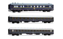 RIVAROSSI HO - HR4360 “Rapido 904-905”, Set composto da 1 ristorante CIWL 1925T “Pistoiesi”, 1 UIC-X ‘68 di 1a cl. e 1 UIC-X ‘68 di 2a cl. livrea grigia, fascia rossa, ep. IV, RIVAROSSI HO - HR4360 “Rapido 904-905”, Set composto da 1 ristorante CIWL 1925T “Pistoiesi”, 1 UIC-X ‘68 di 1a cl. e 1 UIC-X ‘68 di 2a cl. livrea grigia, fascia rossa, ep. IV
DETTAGLI DEI MODELLI 
Carrozza ristorante WR 1925T “Pistoiesi” ex CIWL
• Nuovi stampi per cassa, vetri e telaio della ristorante WR 1925T
“Pistoiesi”, tipologia di carrozza mai prodotta in precedenza da Rivarossi.
• Riproduzione dettagliata delle nuove apparecchiature sottocassa, del tetto, delle testate ricostruite e dei dettagli sulle fiancate.
• Interni coerentemente modificati.
• Versione con testate ricostruite ed intercomunicanti tubolari.
• Carrelli M4p.
• Livrea CIWL con emblema a centro cassa e fascia rossa “alta velocità” indicante l’abilitazione ai 180 km/h.
• Cinematismo di aggancio corto a norma NEM 362.
• Targhe di percorrenza specifiche in fotoincisione fornite in bustina.

Carrozze UIC-X FS
• Carrozze di 1ª o 2ª classe dei tipi 1968, 1975 o 1982 e bagagliaio Tipo 1970 senza carenature in
livrea rosso fegato o grigio ardesia in base alla versione riprodotta, in numerazioni e varianti inedite
• Nuovi predellini sulle porte di salita
• Nuova riproduzione dei freni a disco sui carrelli
• Targhe di percorrenza specifiche in fotoincisione fornite in bustina.

Ogni carrozza è dotata di cinematismo di aggancio corto a norma NEM 362. Respingenti e tubolari degli intercomunicanti molleggiati, Targhe di percorrenza specifiche in fotoincisione fornite in bustina, secondo l’Orario Invernale 1993-1994, 
arredo interno

MODELLO IN OFFERTA SPECIALE A 233 EURO (LISTINO 259)