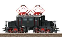 TRIX HO - art. 25748 DB - Locomotiva elettrica Gruppo E 70.2. Colorazione base nera fittizia. Numero di servizio della locomotiva E 70 24 - Epoca III - SOUND, TRIX HO - art. 25748 DB - Locomotiva elettrica Gruppo E 70.2. Colorazione base nera fittizia. Numero di servizio della locomotiva E 70 24 - Epoca III - SOUND
Modello completo di Decoder Digital ed estese funzioni sonore e luminose. Dispone inoltre di una propulsione controllata e ad alta efficienza con volano. 2 assi e un martinetto alimentati in un unico telaio di trasmissione. Pneumatici da trazione. I tripli fari e le doppie luci di posizione rosse cambiano con la direzione di marcia, funzionano nel funzionamento convenzionale e possono essere controllati digitalmente. C'è una funzione di luce doppia A. La commutazione della luce può essere commutata su doppi fari e doppie luci di posizione rosse. Per l'illuminazione vengono utilizzati LED bianchi caldi e rossi esenti da manutenzione. Il telaio è articolato per un migliore funzionamento in curva ed è montato girevole sotto i cofani fissi. I tubi dei freni e le imitazioni dei ganci prototipo da montare sulla locomotiva sono forniti a parte. Lunghezza ai respingenti 14,3 cm / 5-5/8".

Questo modello potete trovarlo in versione per corrente alternata nell'assortimento Märklin H0 sotto il numero di Catalogo 37480.
